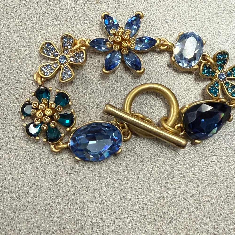 Óscar de la Renta flower in sapphire blue rhinestones
